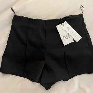 Zara satin shorts - Superfin zara shorts som aldrig är använda pga av att de sitter för tight på mig, om man är en s-xs sitter de perfekt💕