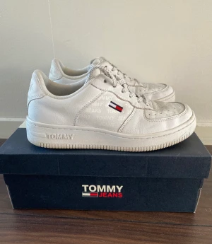 Tommy Hilfiger sneakers! - Mycket fina vita sneakers från Tommy Hilfiger jeans. Storlek 37. Fint skick, inga slitningar 