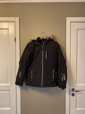 woxo jacka kids - begagnad grå woxo jacka kids  nypris 600:- vid intresse kan fler bilder skickas 