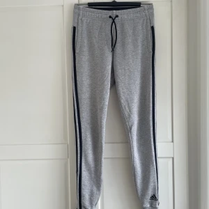 Adidas mjukisbyxor  - Adidas mjukisbyxor storlek XS