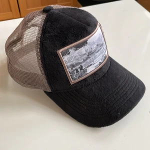 Wonbrand Keps - Säljer nu min Wonbrand keps. Kepsen är använd fåtal gånger men läggs inte märke till. I princip nyskick.  Jag köpte kepsen för 400kr på Wonbrands instagram. Mitt pris är 350kr och priset är ej hugget i sten. Köparen står för frakten 