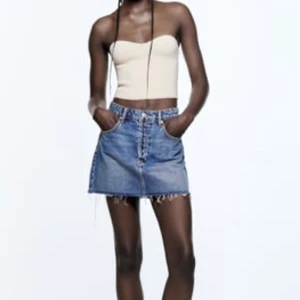 Bandeau topp  - Jättefin beige Bandeau topp från zara som tyvär inte kommer till användning💗  80kr+frakt💗  Skriv till mig privat vid frågor och funderingar 💗