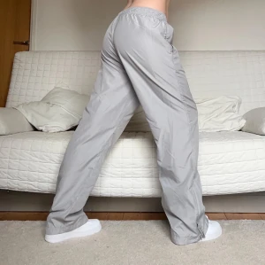 Parachute pants - Säljer dessa coola överdragsbyxor i storlek L, passar även mindre. Det är resår i midjan, men utan att stretcha ut den är den 70cm och 78cm innerbenslängd❤️Jag på bilderna är 172cm lång och brukar bära storlek 38😊💕obs! Bandet man drar åt i midjan saknas🫶
