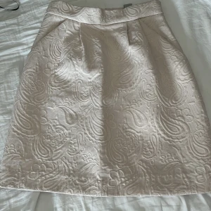 Fin pennkjol! - Jättefin ljusrosa pennkjol i vackert utstickande tyg! Aldrig använd då den tyvärr varit för tajt hela tiden.  