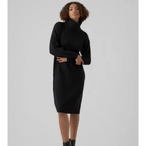 Klänning  - Stickad klänning men krage!  Sitter jättefint använt den 1 gång tidigare.  Den är storlek XS men passar även större storlekar så den är väldigt stretschig