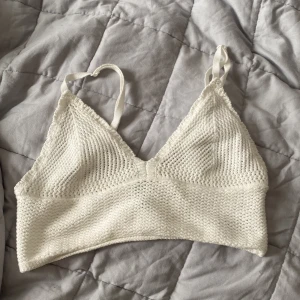 Virkad top - Hej✨Säljer en vit virkad top från H&M. Srl S. 🌸✨