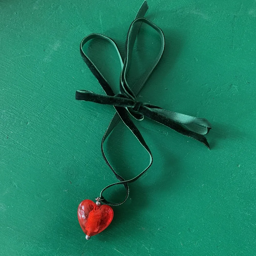 Rött hjärta halsband i Murano glas med sammetssnöre som kan bytas ut. Hjärtat är 25 mm i diameter . Accessoarer.