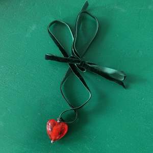 Rött hjärta halsband i Murano glas med sammetssnöre som kan bytas ut. Hjärtat är 25 mm i diameter 