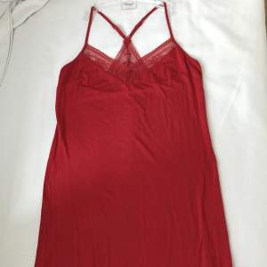 The night dress from Tommy Hilfiger. Worn once, in a very good condition. Posh red color, elegant lacework. Delivery experiences are paid additional by a buyer.   Similar options (around 800-900kr): https://se.tommy.com/ditsy-lace-nightdress-uw0uw03844xjv