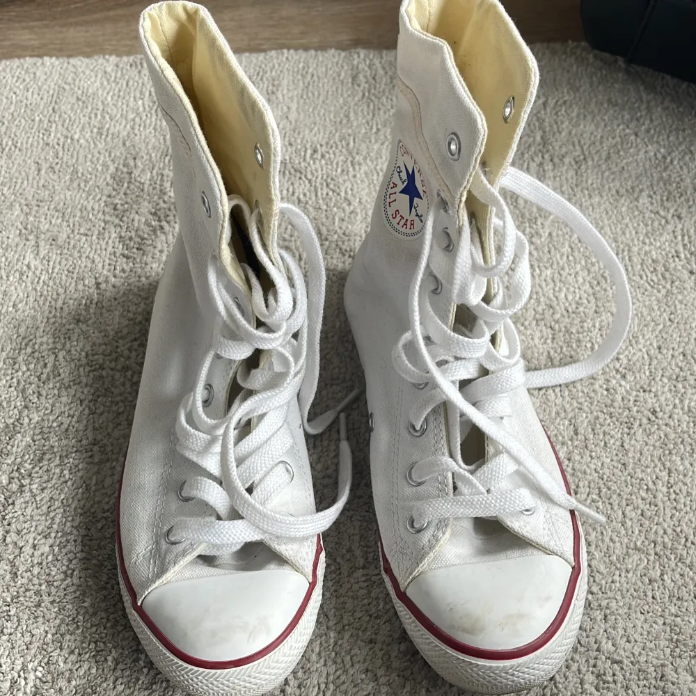 Höga använda converse. Med märket på insidan. Vintage. Skor.