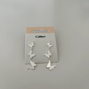 Fjärilsörhängen - Säljer dessa superfina silvriga fjärilsörhängena! Inte använda! Frakt kostar 14 kr! 💕