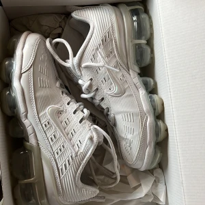W Nike Air Vapormax 360 - Säljer pågrund av att dom var för små för mig. Dem är använda bara ett fåtal gånger och är i storlek 36. Lådan finns med. 500 kr + frakt på 60 kr 