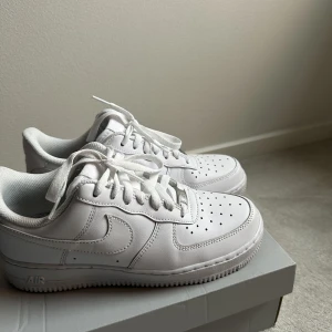 Nike air force  - Säljer mina nästan helt nya air force då dom är lite stora på mig. Dom är endast använda en gång. 