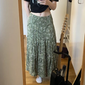 Hippie kjol!  - Söt hippie kjol! Storlek S men passar upp till L då den är väldigt stretchig!!💕Använd 1-2 gånger.