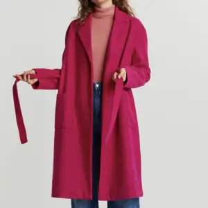 Jätte fin rosa kappa från Gina! Den är i väldigt bra skick och kommer inte till användning länge tyvärr. Storlek 36  (Köparen står för frakt eller överenskommelse)