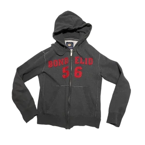 Bondelid zip - Ziptröja från bondelid. SÅ JÄVLA SNYGG!  🥰🥰