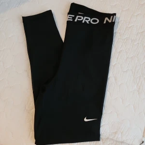 Nike träningsbyxor - Säljer mina nike pro träningsbyxor xs men passar ocskå som s.