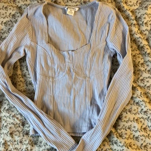 Gullig tröja - En super gullig tröja från monki. Super bra skick. Skulle säga xxs men passar nog en liten xs(: