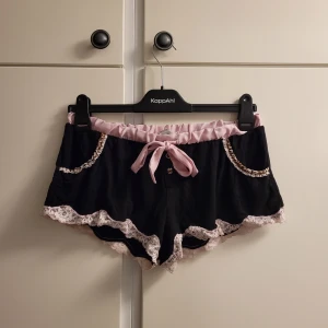 Shorts i fint skick - Mjuka shorts i väldigt fint skick.  Bak på rumpan så står det "Shhhh... i'm dreaming". 