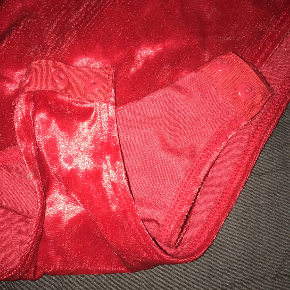 Röd sammet body i stl S/M - 90