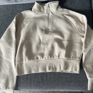 Croppad crewneck - Tröja från ICIW, använd några gånger men i bra skick.