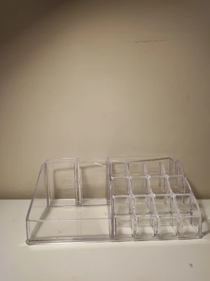 Smink förvaring  - Säljer en super bra och praktisk smink förvaring, lite små repor men inget som syns och den ser ut att vara helt ny typ! Köpte för runt 60kr i somras🤍 fri frakt ifall du använder "köp nu" knappen💓