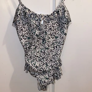 Baddräkt H&M - Blommig baddräkt från H&M. Använd en gång. 