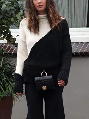 ZARA black and white sweater. Size S but it can easily fit M as well  Pick up available in Kungsholmen  Please check out my other items! :) 