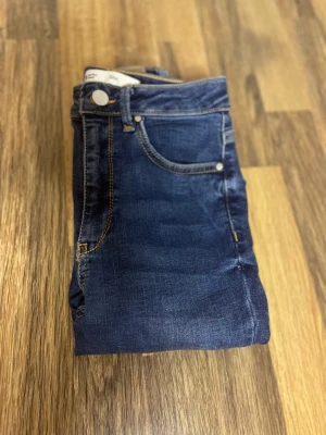 Skiny Jeans  - Blå skiny Jeans med hål på knäna och lite slitet längst ner på kanten. Använda ca 2ggr, i gott skick
