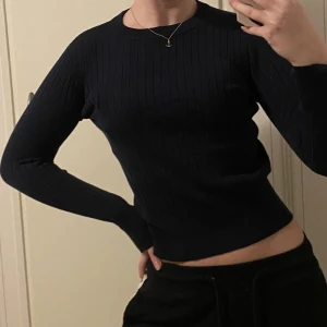 Topp - Stickad  tight (stretchig) tröja , marinblå färg storlek XS