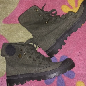 Palladium skor  - Går att vika upp och ner kanten på dom Knappt använda alls