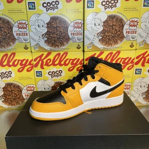 Nike JORDAN 1 mid TAXI  - Äkta & HELT NYA ‼️ Air Jordan 1 mid Taxi 🚖    Original pris 2100kr  Mitt pris 1499kr  Tveka inte att höra av dig om du har några frågor 😀 Finns möjlighet att Frakt 📦 