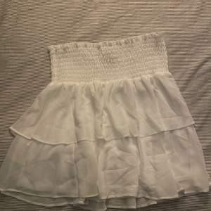 Säljer denna fina kjolen då den tyvärr inte kommer till användning, använt den 1 gång bara🫶🏼 Storlek M.  Nyskick! 😚Betalade 400kr för den, säljer för 150kr eller högst bjudande. (jag står inte för postens slarv)
