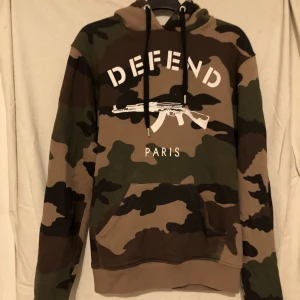 Defend Paris hoodie - Använd fåtal gånger, mjuk insida 