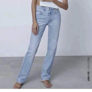 Ett par jättefina ljusblåa jeans från zara i 34💙💙säljer pga att det är för små för mig. Köparen står för frakten! Kontakta mig vid intresse eller andra frågor💙💙