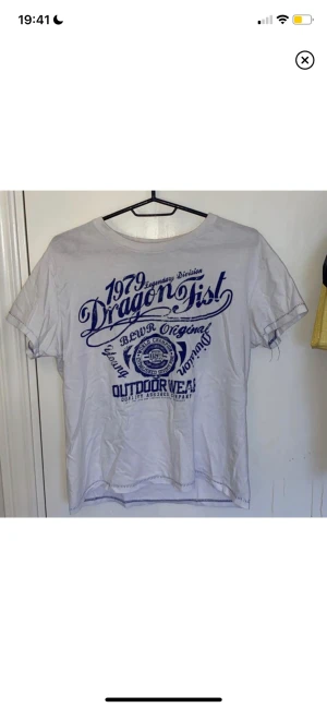 Cool t-shirt  - Säljer denna coola T-shirt då den ej kommer till användning, fri frakt! Köpt på second hand så vet ej vart den är ifrån❤️