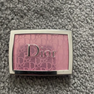 Dior Blush - Jag säljer mitt dior blush pga att det inte passar på mig, använt ett fåtal gånger! färgen är 001 Pink