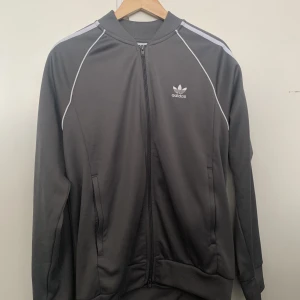 Adidasoriginals tröja  - Jättebra skick, köpt från jd för 800kr (rea) och har knappt använt den. Jättefin färg, bra skick 