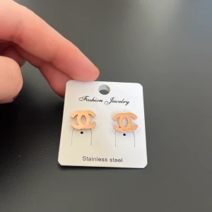 Chanel örhängen  - Säljer dessa superfina liknande guld Chanel örhängena i bra kvalite som inte rostar! 💕 ser ut som roseguld på bilden men är guld i verkligeheten! 💕 tryck inte på köp nu!! frakt kostar 14 kr! 💕