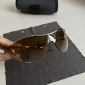 Solglasögon - Giorgio Armani Köpt second hand/vintage men har inte kommit till användning. Mycket fint skick! Kommer med fodral och duk.