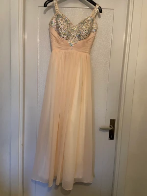 Balklänning  - Säljer nu min superfina balklänning, endast använt en gång. Passar mig perfekt som är 160cm. 