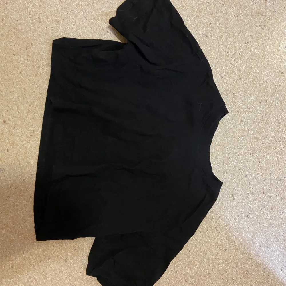 Fin kort t-shirt i hel svart från HM. Storlek XS-S och är i fint skick🌟. T-shirts.