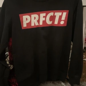 Tröja - Tröja med texten ”PRFCT!”  Nytvättad och redo för frakt eventuellt upphämtning. Använd några få gånger