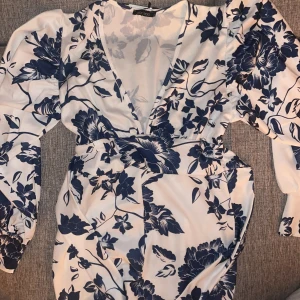 Klänning - Superfin klänning jag önskar jag passade i. För liten, därav ingen bild på när jag har på mig den. NYskick, skönt matrial, inte genomskinlig och väldigt fin.   