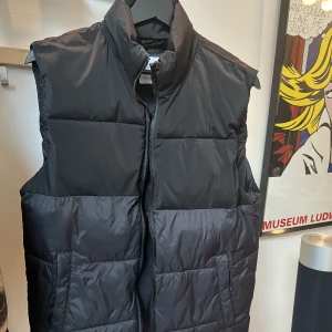 Väst från Zara - Svart väst från Zara i bra skick, endast använd en säsong. 
