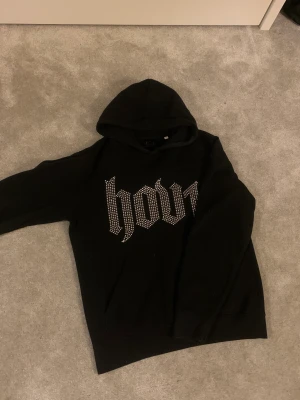 HOV1 merch hoodie - Säljer en väldigt sparsamt använd hov1 hoodie med kristaller som glittrar sååå fint🤩💖 