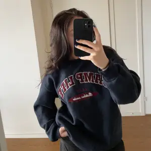 Supersnygg sweatshirt. Använd 1 gång, så bra skick! Skulle säga att den passar xs-m🫶🏼