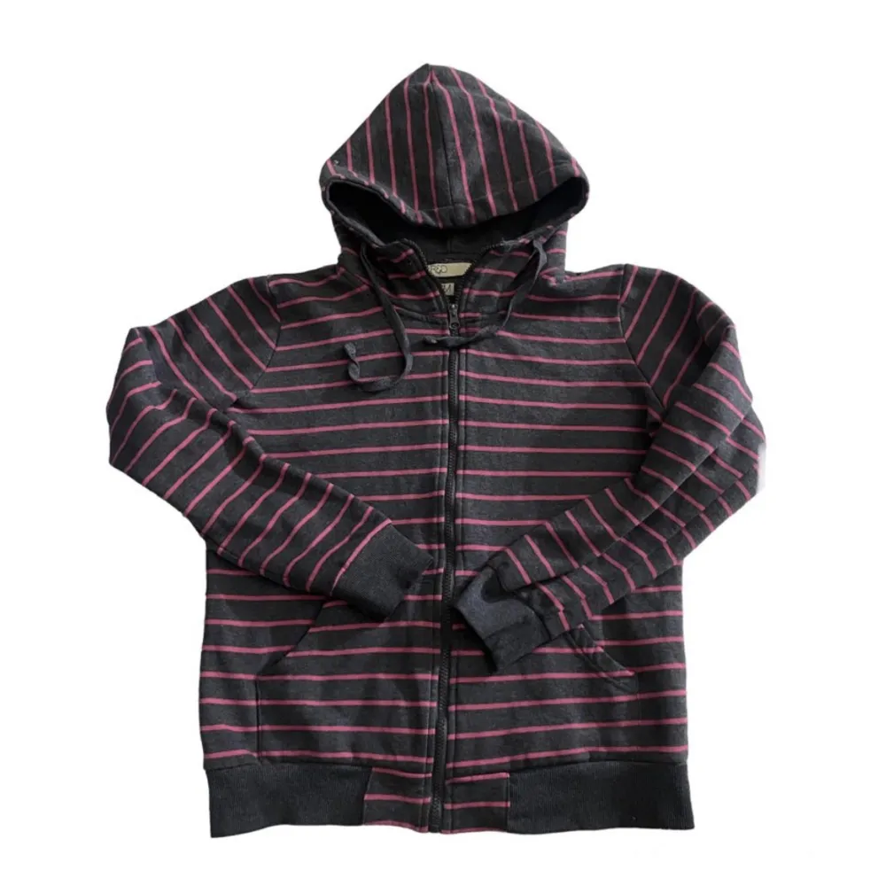 Zipup hoodie köpt från Plick. Säljer eftersom den är för liten för mig. (Inte min bild). Hoodies.