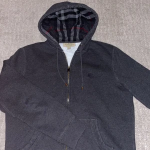 Burberry hoodie  - Säljer nu min burberry hoodie som är i storlek L men sitter som en M. Den är o väldigt fint skick! Skick 9/10! Självklart äkta! Hör gärna av dig om du har frågor!