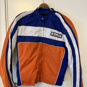 Motorcykeljacka, Arrow - Riktig motorcykeljacka av motorsportsteamet Arrow. Fint skick.
